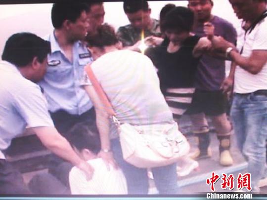 宗德宇緩緩靠近跳樓女子?！O程　攝