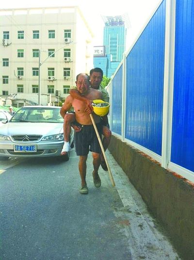 “謝謝，我們身上灰多，怕把車弄臟了”