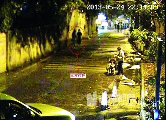 監(jiān)控視頻中（紅圈處），男子尾隨女學(xué)生試圖進(jìn)行猥褻。通訊員供圖