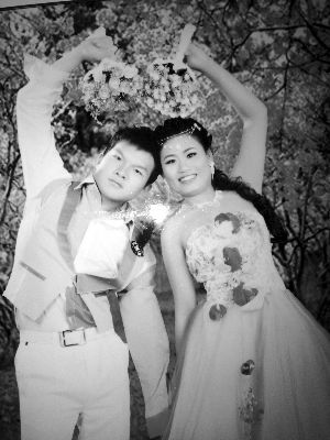 結(jié)婚照中的阿妮笑容燦爛，現(xiàn)實中，這對“跨國速成夫妻”還處在并不愉快的磨合過程中 本版均為資料圖片