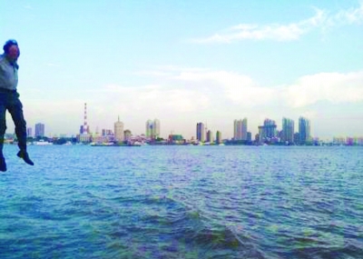 前晚，一名男子從輪渡上縱身墜入江中。@風(fēng)箏鍋發(fā)布