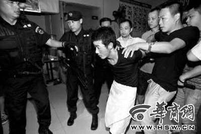 犯罪嫌疑人韓牙某圍著圍裙在廚房內拉面，被民警抓獲 本報記者 鄧小衛(wèi) 攝