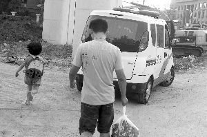 昨天，小豆被民警帶走，轉移到別處居住現(xiàn)代快報記者辛一攝