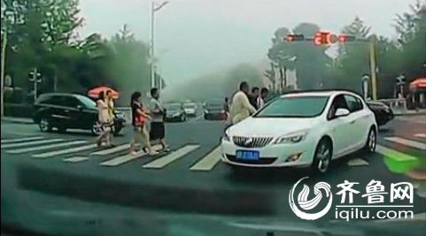 司機(jī)在斑馬線毆打老人遭曝光 爆料人號召聲討 司機(jī)在斑馬線毆打老人遭曝光 爆料人號召聲討