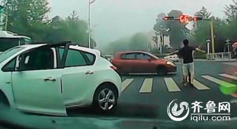 司機(jī)在斑馬線毆打老人遭曝光 爆料人號召聲討 司機(jī)在斑馬線毆打老人遭曝光 爆料人號召聲討