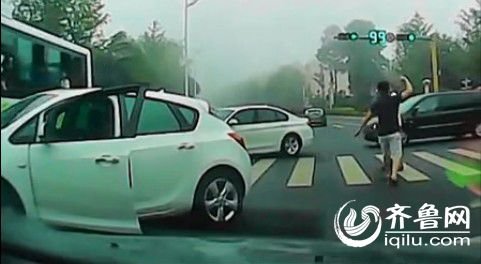 司機(jī)在斑馬線毆打老人遭曝光 爆料人號召聲討 司機(jī)在斑馬線毆打老人遭曝光 爆料人號召聲討