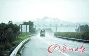 　當(dāng)天事故發(fā)生的現(xiàn)場處于一個(gè)彎道，很多司機(jī)反映說來不及減速。