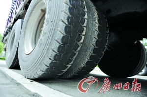 涉嫌碾過尸體的大貨車。