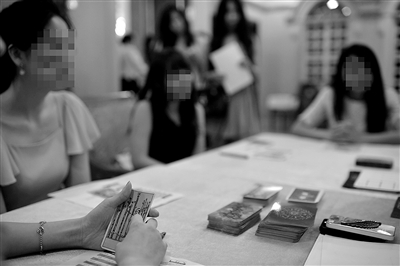 6月30日，中國(guó)企業(yè)家單身俱樂(lè)部在北京舉行富豪相親海選活動(dòng)，“考官”通過(guò)玩塔羅牌考察面試者的心理狀態(tài)。新京報(bào)記者 吳江 攝