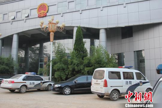 泊頭市人民法院院內(nèi)仍停有無牌制式警車，涉事人員與記者沖突地點(diǎn)僅距法院不足50米。穆玉良 攝