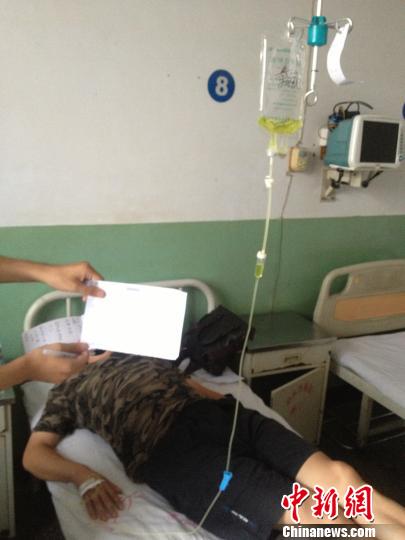 　被毆打記者正在當(dāng)?shù)蒯t(yī)院接受治療，診斷顯示為腹股溝軟組織挫傷。穆玉良 攝