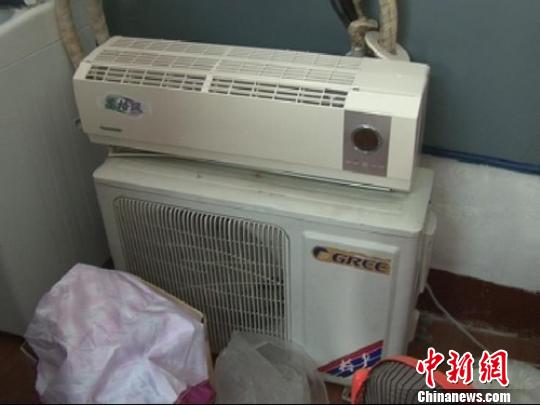 民警從嫌疑人家中搜到空調(diào)等生活用品。 拾冠之 攝
