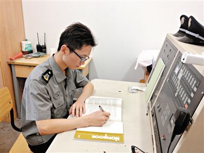 張團(tuán)政在工作間隙復(fù)習(xí)準(zhǔn)備司考。新京報(bào)記者 李雪瑩 攝