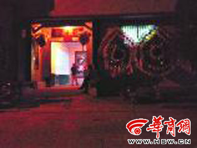 昨晚8時許，老人的大兒子的家正在辦喪事，屋外擺放著花圈 本報記者張超攝