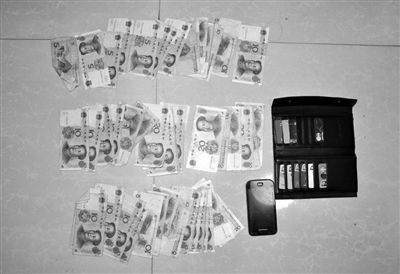 警方從搶劫嫌疑人處起獲的贓款和發(fā)令槍、子彈。警方供圖