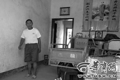 8月16日，在家中接受監(jiān)外執(zhí)行4年刑期的汪衛(wèi)國(guó)（化名）剛剛送走家訪的法官。