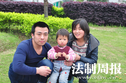 重獲自由后，張艷勝一家三口在一起