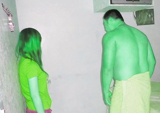 高雄黃姓男子(右)懷疑女友在“喇叭店”兼差，前往調(diào)查順便消費(fèi)時被警方逮個正著。(圖／東森新聞)