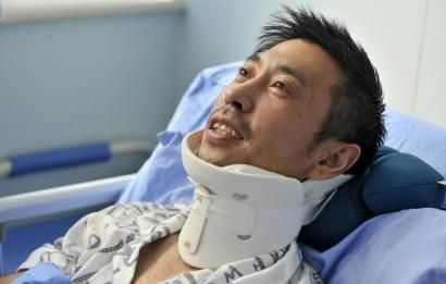 8月25日，交警周寶來躺在病床上。