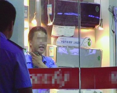 打劫男把玻璃片抵在脖子上，與民警對(duì)峙