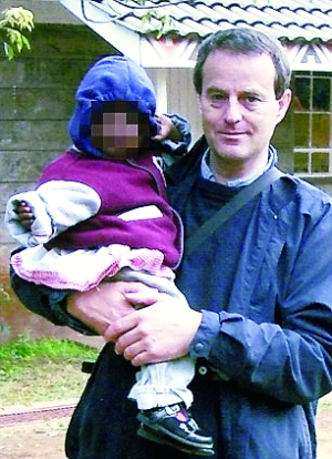 伍德與一名幼女的合影。