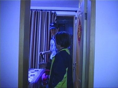 民警幫老人檢查沒(méi)發(fā)現(xiàn)有炸彈。