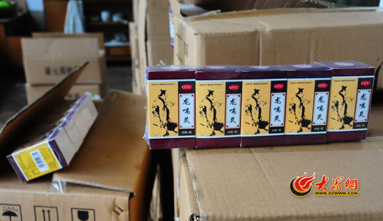 圖為民警現(xiàn)場被查獲的部分假藥。