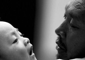 小憲揚(yáng)看著爺爺，眼角流下了淚水