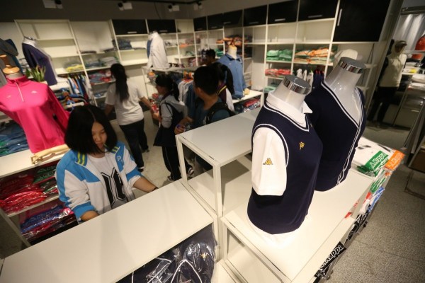 　9月12日，北京，十一學(xué)校在推出三大類、超過40款“最潮”校服，吸引學(xué)生搶購。