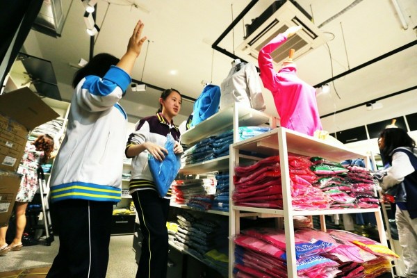 　9月12日，北京，十一學(xué)校在推出三大類、超過40款“最潮”校服，吸引學(xué)生搶購。