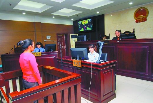    9月29日，萬州區(qū)人民法院，被告王桂娟（化名）在庭審現(xiàn)場。 重慶晨報記者 胡杰 實習(xí)生 黃敬坤 攝