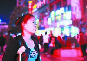 走在燈火闌珊的蘭州街頭，史女士迷茫無助。