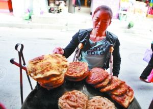 手頭拮據(jù)，每天只能吃一頓飯。