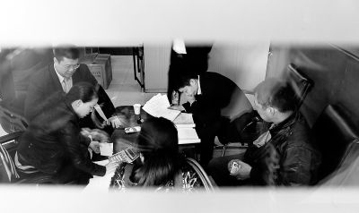 今天上午，喜隆多接待處內(nèi)，市場管理方與商戶核對租金和抵押金數(shù)目