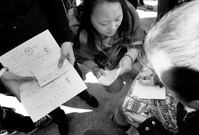 喜隆多商場接待處外面，受損商戶正拿手機(jī)計算自己能退多少錢