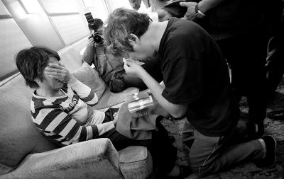 李春平跪在劉洪魁母親跟前送上捐款。談及烈士，兩人相對而泣