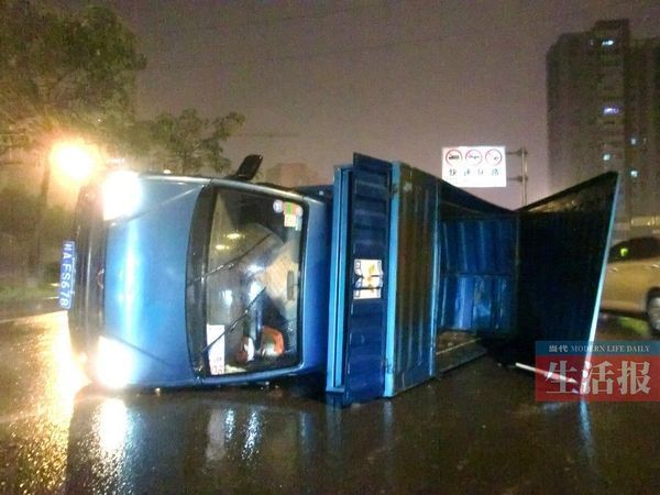 小貨車側翻現(xiàn)場。