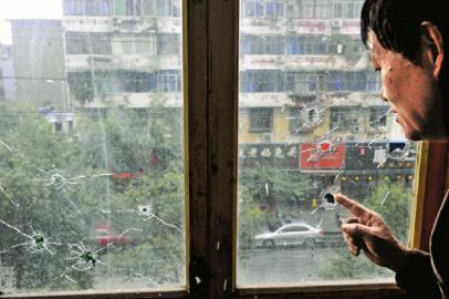 10月17日，朱先生家窗戶被擊穿。