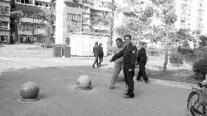 就為了搬這個(gè)石墩，男子打傷了兩個(gè)保安