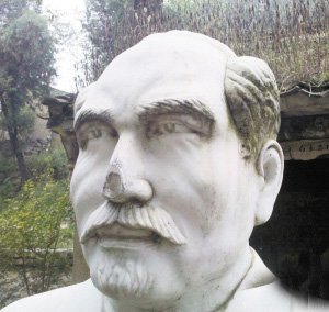 小廟前成了“塌塌鼻”的白求恩雕像。