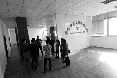 曾經(jīng)看似正規(guī)且豪華的公司，如今空空如也，只剩進(jìn)門處的公司名稱還赫然在目