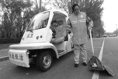 比賽之前張起超在多功能清潔車前練習(xí)動(dòng)作。