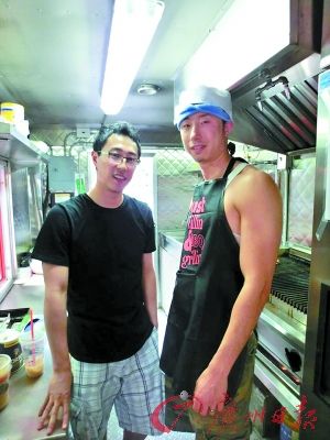 劉曉（左）和彭一在餐車內。（受訪者提供）