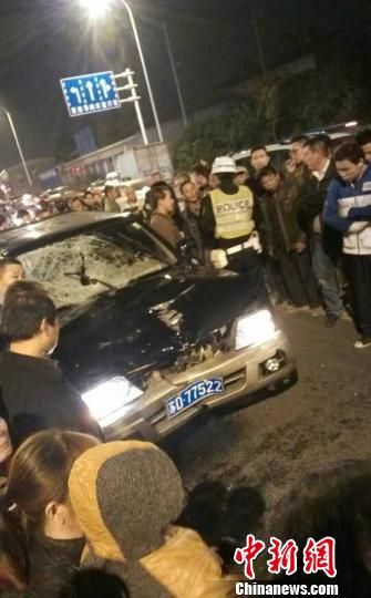 常州城管執(zhí)法車撞死學生 交警稱肇事人未逃逸(圖) 常州城管執(zhí)法車撞死學生 交警稱肇事人未逃逸(圖)