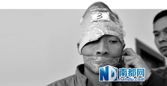 為了防止犯罪嫌疑人串供，民警用膠帶將犯罪嫌疑人的嘴封住。