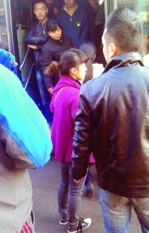 現(xiàn)場僵持不下，穿玫紅色衣服女子要車上乘客給她道歉