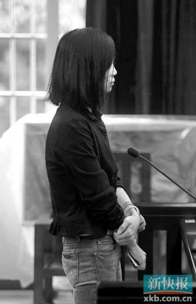 昨日，何敏在庭上抿著嘴不停抹眼淚。新快報記者孫毅/攝