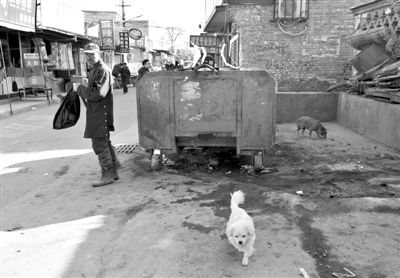 昨日，村民在通州區(qū)馬駒橋的這個垃圾箱旁，發(fā)現(xiàn)一被棄男嬰，急救人員趕到后確認男嬰已死亡。新京報記者 黃月 攝