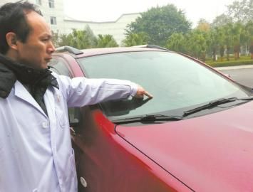 唐中山的車玻璃被醉酒男子砸壞。