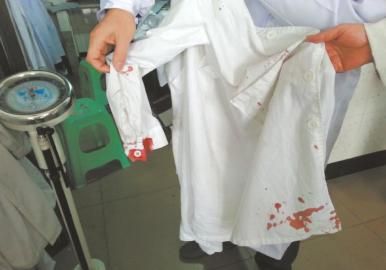 受傷醫(yī)生的衣服上血跡斑斑。